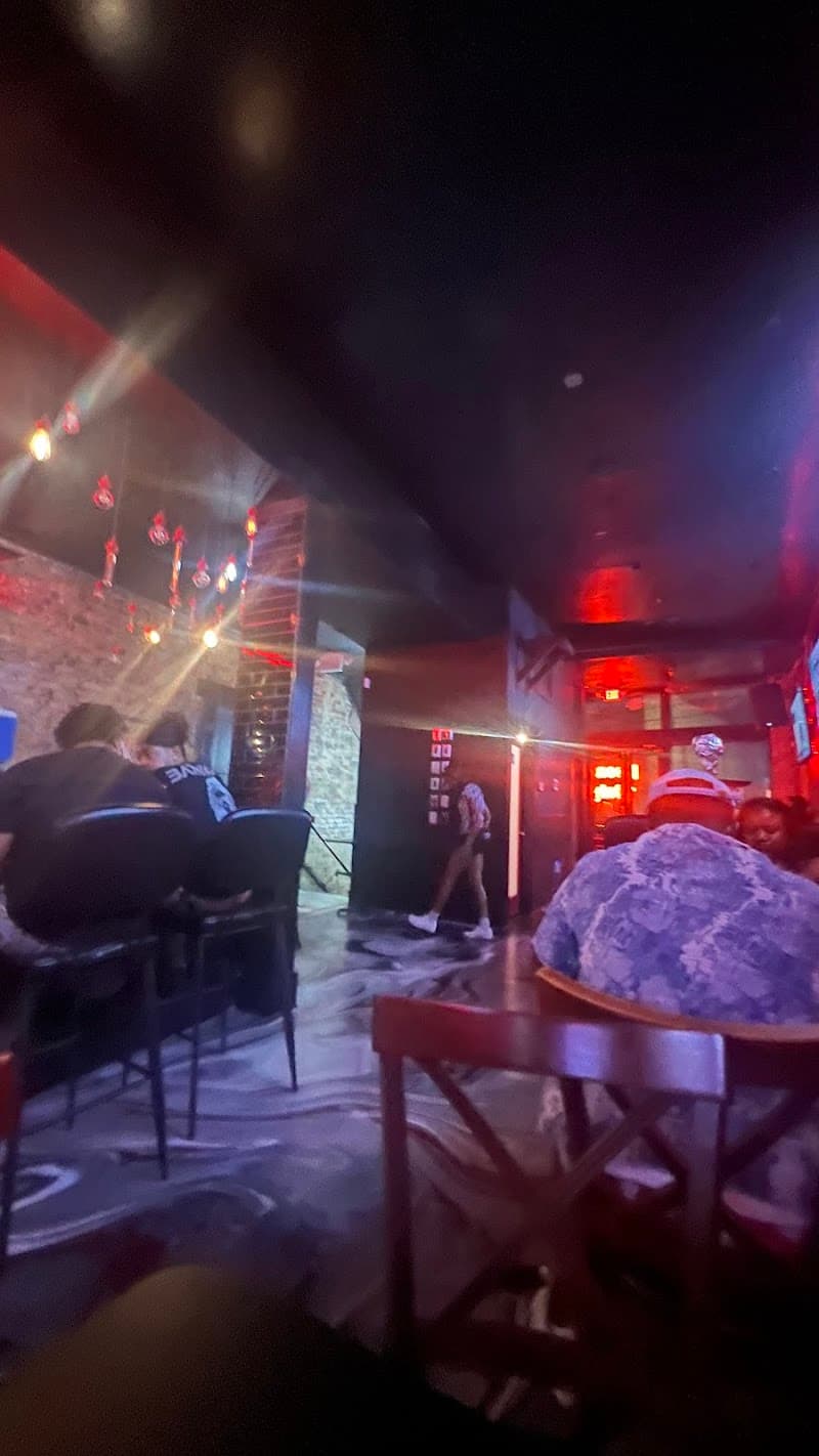 Iconz Sports Bar & Lounge photo 4