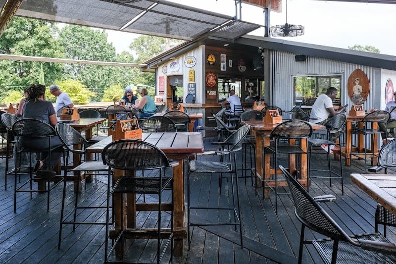 Six Feet Under Pub & Fish House - Grant Park