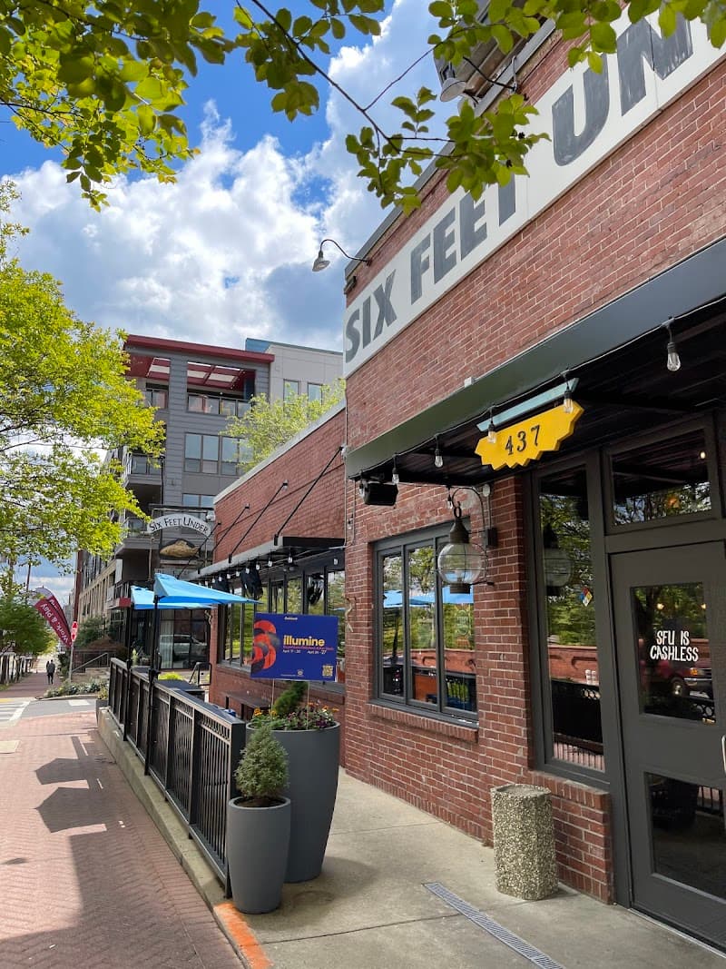 Six Feet Under Pub & Fish House - Grant Park photo 4